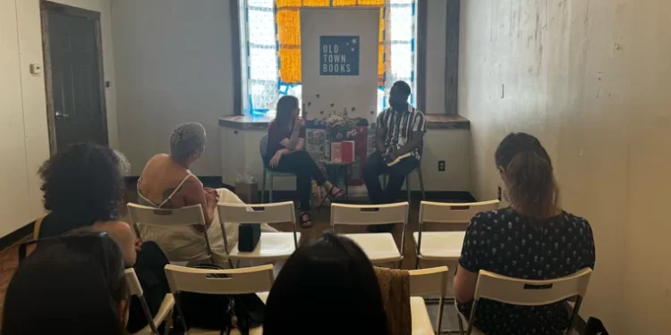 Elizabeth Duval, de gira literaria por EE.UU. con fondos públicos y ataques a la cadena Rodilla>