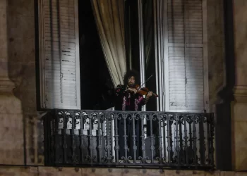 Fin de fiesta con un violinista en el balcón>