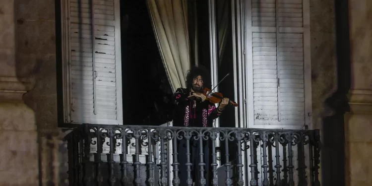 Fin de fiesta con un violinista en el balcón>