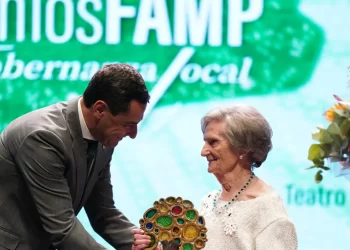 Juanma Moreno defiende el compromiso de la Junta con el municipalismo y reivindica una reforma de la financiación local y autonómica>