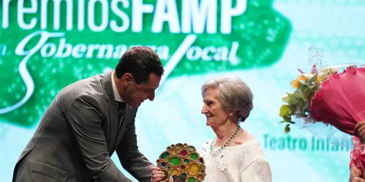 Juanma Moreno defiende el compromiso de la Junta con el municipalismo y reivindica una reforma de la financiación local y autonómica>