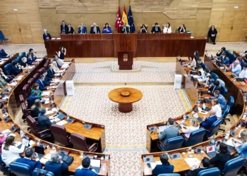 La Asamblea da luz verde a la ley que permitirá transformar oficinas en 20.000 pisos de alquiler a precios asequibles, con el rechazo de la izquierda>