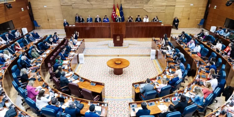 La Asamblea da luz verde a la ley que permitirá transformar oficinas en 20.000 pisos de alquiler a precios asequibles, con el rechazo de la izquierda>