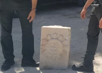 La Guardia Civil recupera un sillar labrado de una iglesia de Doña Mencía que estaba en una piscina>