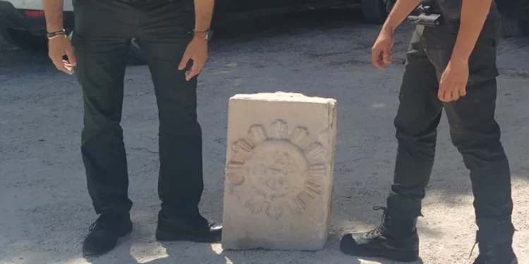 La Guardia Civil recupera un sillar labrado de una iglesia de Doña Mencía que estaba en una piscina>