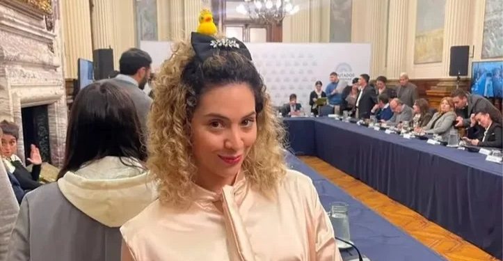 La insólita defensa de Lourdes Arrieta tras las burlas por el patito en la cabeza: “Mi protección, mi socorro”