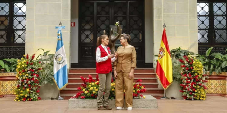 La primera dama de Guatemala se solidariza con la Reina Letizia y la recibe en zapatillas>