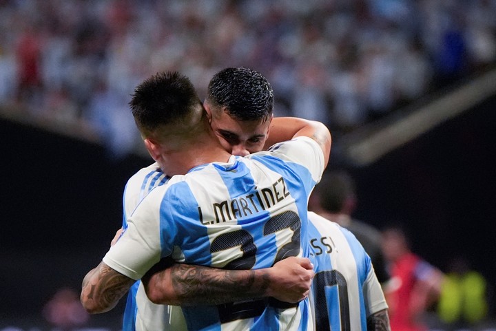 El abrazo entre el Cuti Romero y Lautaro Martínez, dos de los más destacados. (Foto: AP)