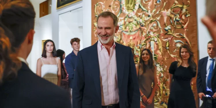 Los Reyes devuelven la sorpresa a sus hijas y aparecen en la visita a la Galería de las Colecciones Reales>