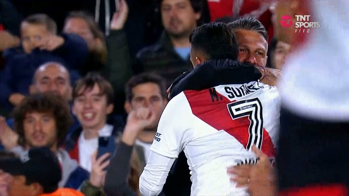El abrazo de Demichelis con Suárez. 