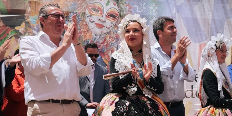 Mazón ensalza las fiestas como parte de las «señas de identidad» valencianas y su contribución a «abrirnos al mundo»>