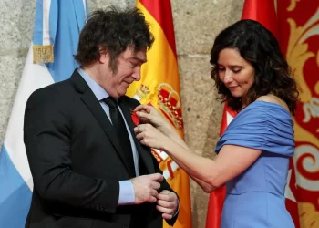 Milei alerta de las «porosas manos de los políticos, o quizá un hermano o una pareja»>