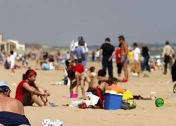 Mueren dos turistas extranjeros ahogados al intentar auxiliar a otro en apuros en una playa de Alicante sin socorristas>