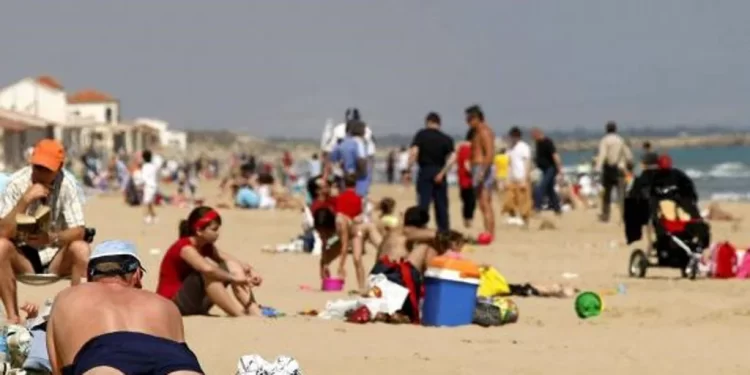 Mueren dos turistas extranjeros ahogados al intentar auxiliar a otro en apuros en una playa de Alicante sin socorristas>