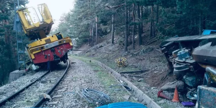 Ocho heridos tras quedarse sin frenos una vagoneta y chocar contra un castillete en Navacerrada>