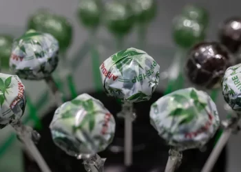 Prohibida la venta a menores de CBD en farmacias y su publicidad en Madrid: estos son los límites al consumo de cannabis que tendrá la ley>