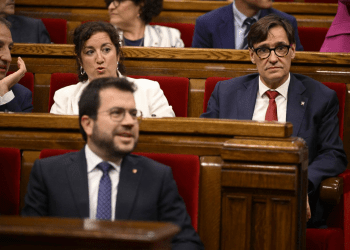 Puigdemont quiere quemar a Illa en una investidura para presionar a Sánchez>