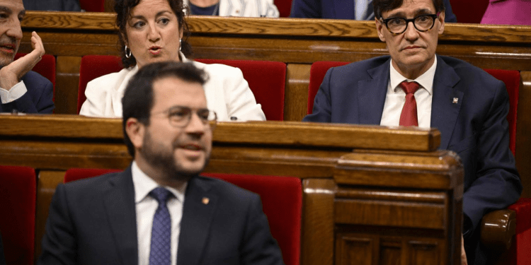 Puigdemont quiere quemar a Illa en una investidura para presionar a Sánchez>