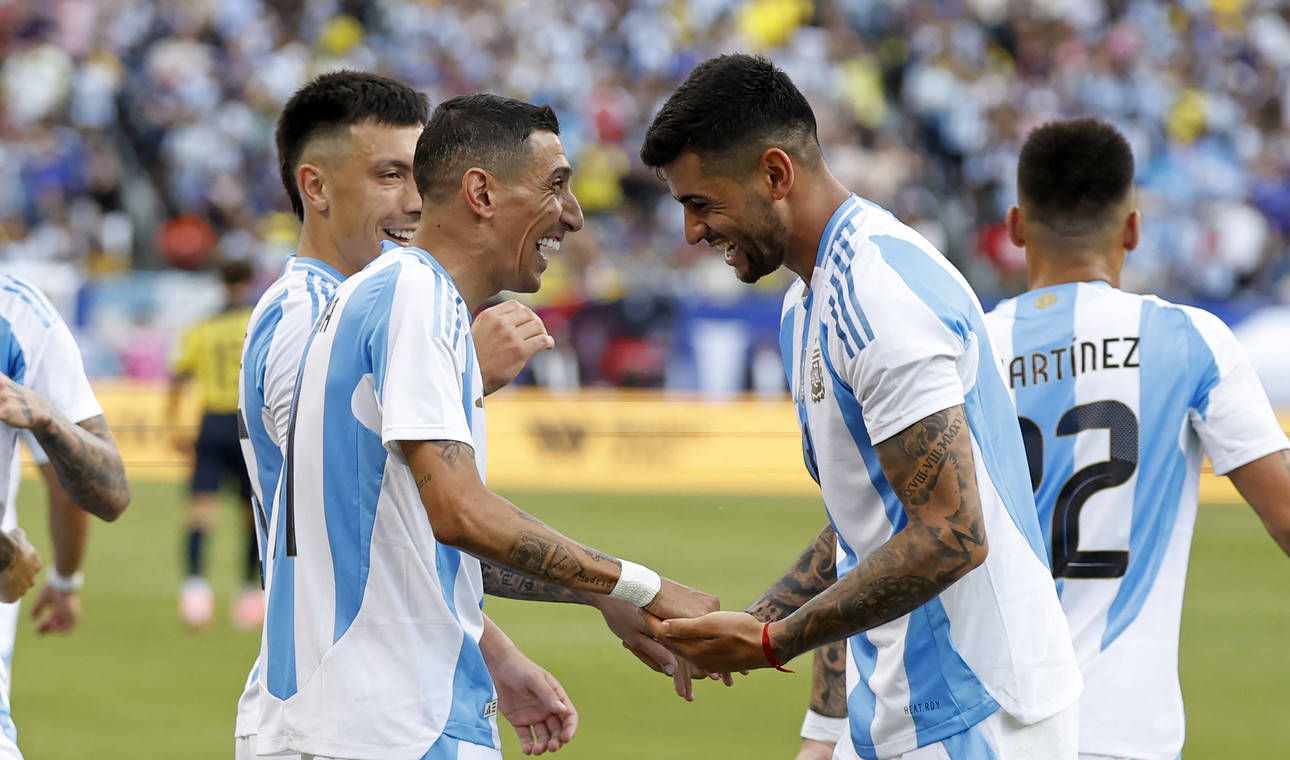 El Fideo y Cuti, los autores del gol de Argentina ante Ecuador. (AFP)