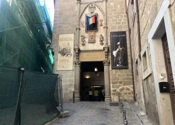 Retiran la bandera arcoíris desplegada por el PSOE en la fachada de la Posada de la Hermandad>