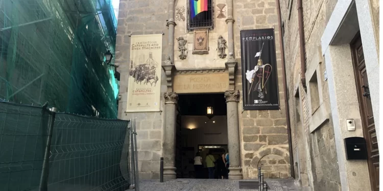 Retiran la bandera arcoíris desplegada por el PSOE en la fachada de la Posada de la Hermandad>