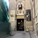 Retiran la bandera arcoíris desplegada por el PSOE en la fachada de la Posada de la Hermandad>