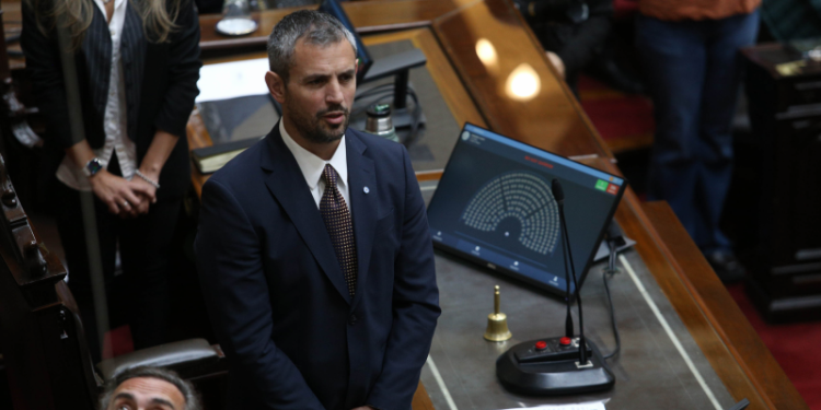 Se complican los planes para reincorporar a las empresas vetadas por el Senado por el “No” de un aliado