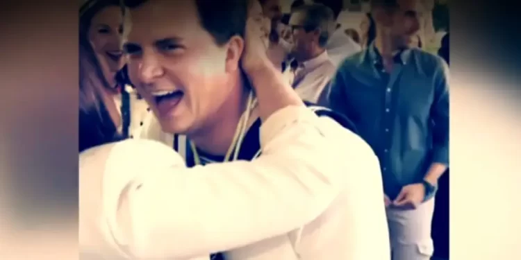 Un gaditano hace la comunión a los 28 años y organiza una disparatada fiesta para celebrarlo>