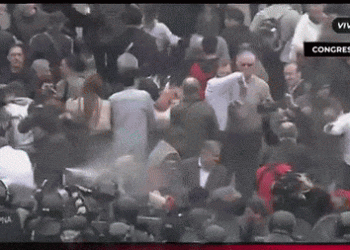 Un intenso debate signado por los incidentes en el exterior del Congreso