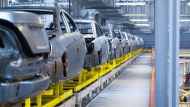 Los gremios de peso negocian para evitar despidos masivos ante el desplome industrial