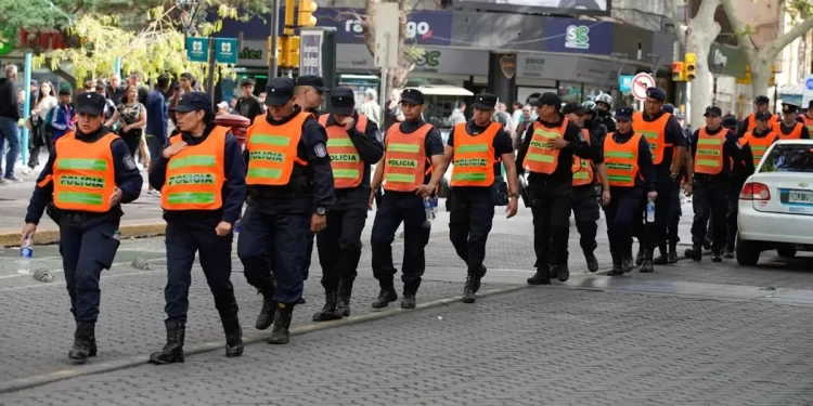 “¿Ves policías en las calles de Mendoza?” Por qué el peronismo está haciendo un relevamiento sobre inseguridad