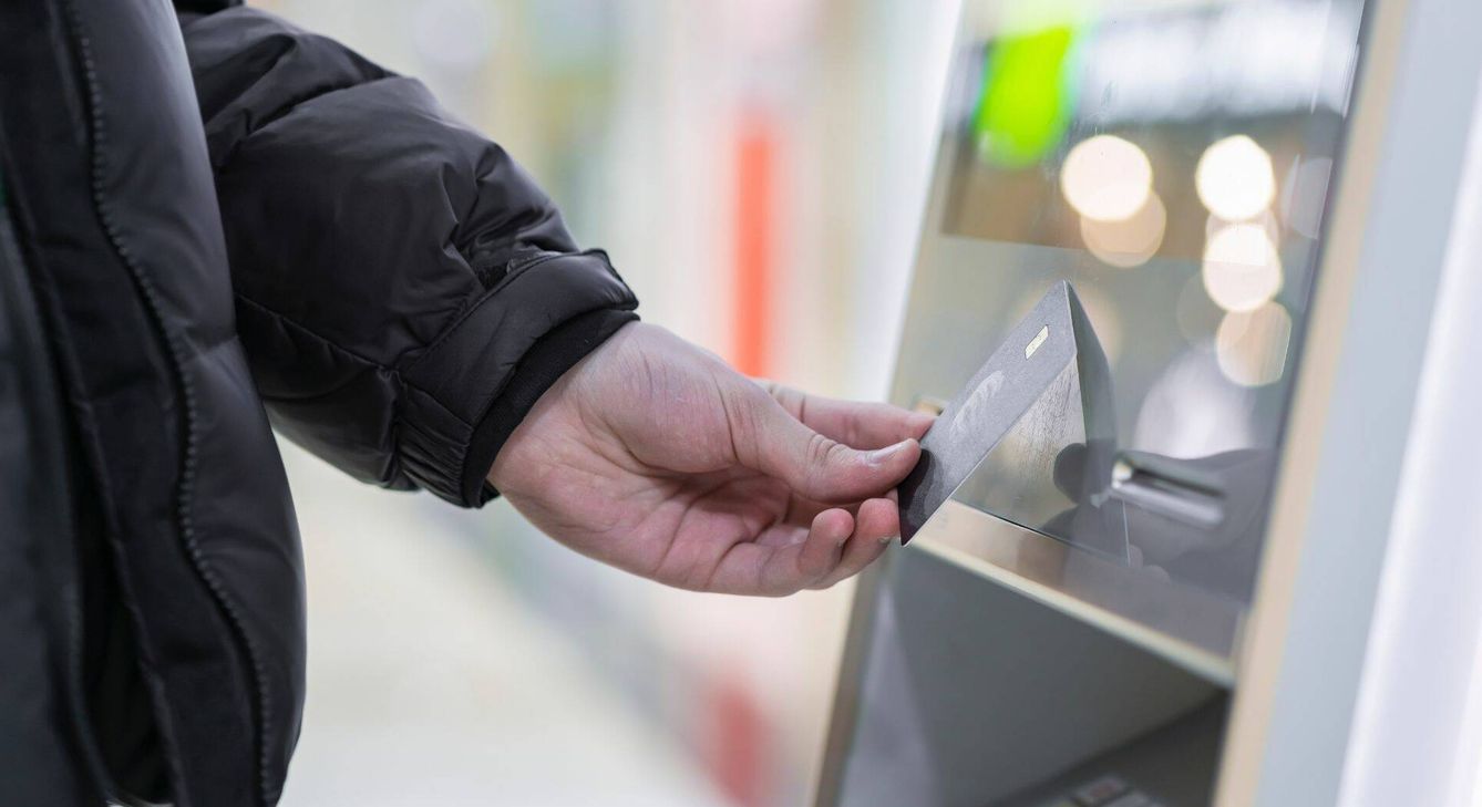 Ciudadano saca dinero de un cajero automático (Sergey Dolgikh/Getty Images)