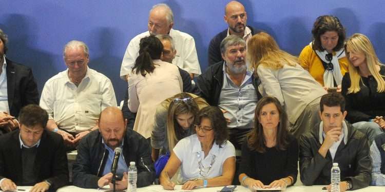 ¿Otro golpe al peronismo? Un grupo de gobernadores quiere arrebatarle a La Cámpora una caja de 100 mil millones de pesos anuales