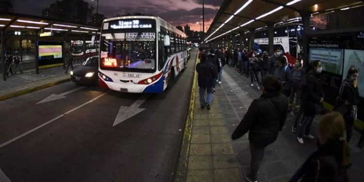 Colectivos AMBA: con riesgo de paro, desde hoy las empresas reducirán la frecuencia de los servicios