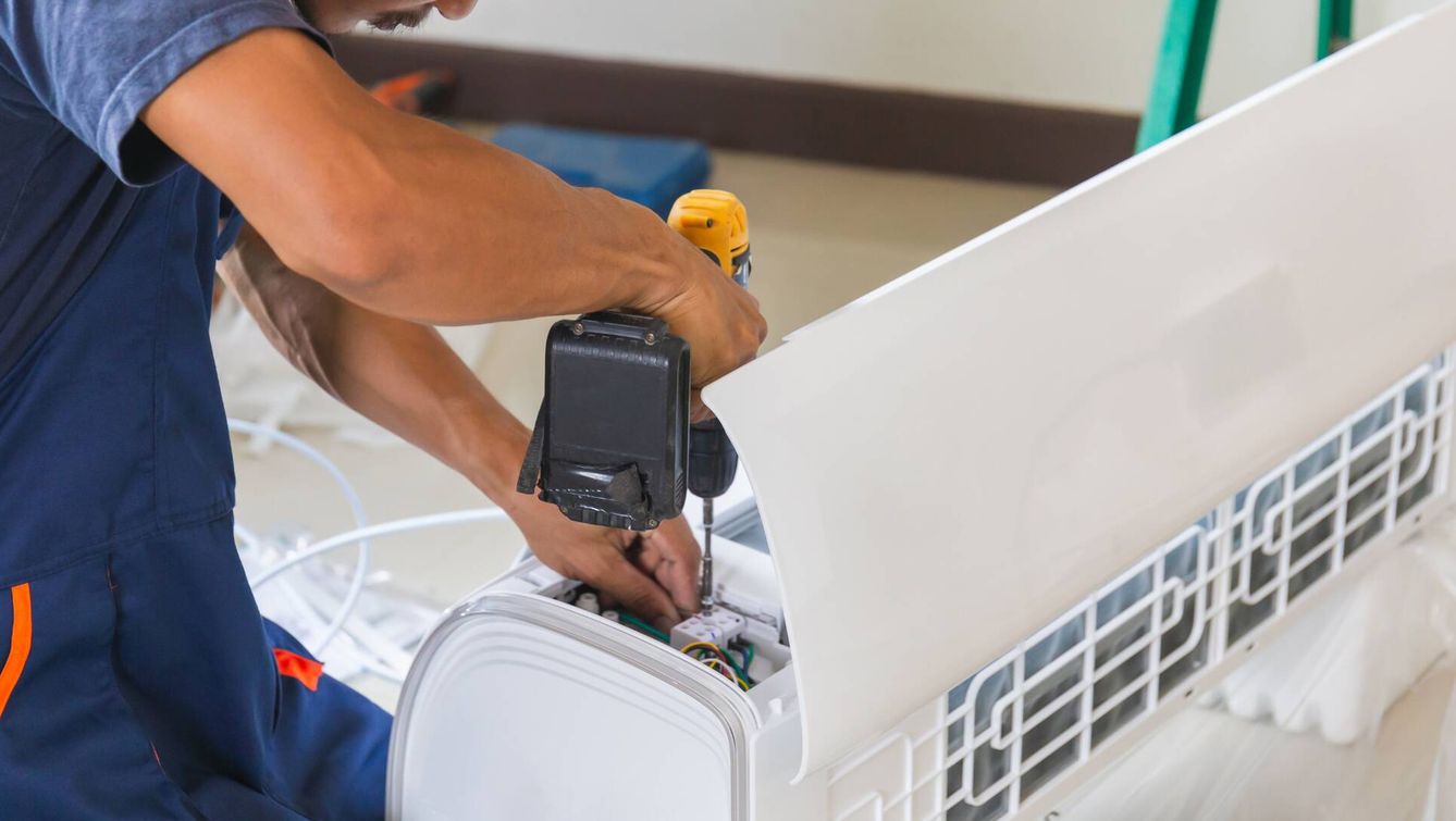 Instalación de aparato de aire acondicionado (Getty Images)