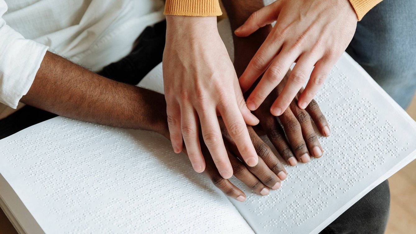 Personas leyendo braille (Thirdman/Pexels)