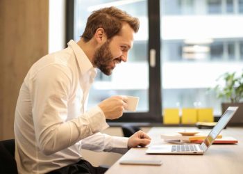 Cuál es la mejor postura para no hacer sufrir a tu columna mientras trabajás, según un experto