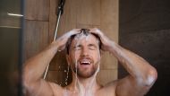 La forma perfecta de bañarse, recomendada por un dermatólogo: cuál es la primera parte del cuerpo que hay que limpiar