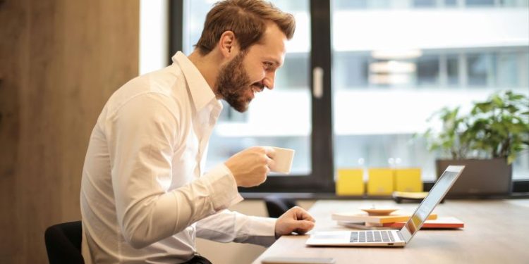 Cuál es la mejor postura para no hacer sufrir a tu columna mientras trabajás, según un experto