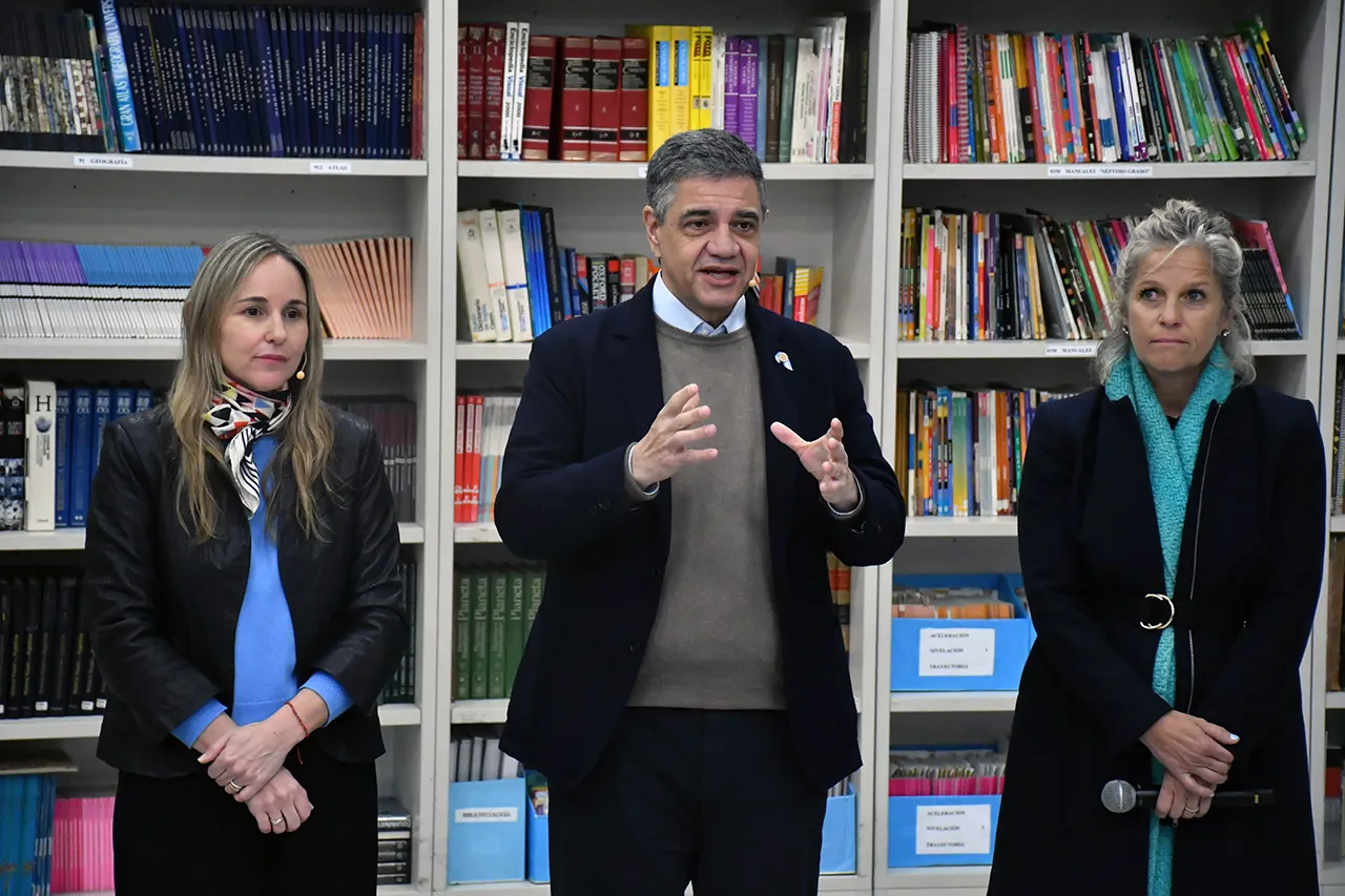 Jorge Macri anunció un plan para regular el uso de celulares en las aulas en escuelas porteñas