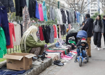 El Gobierno porteño desalojó a más de 2000 manteros que ocupaban el Parque Centenario