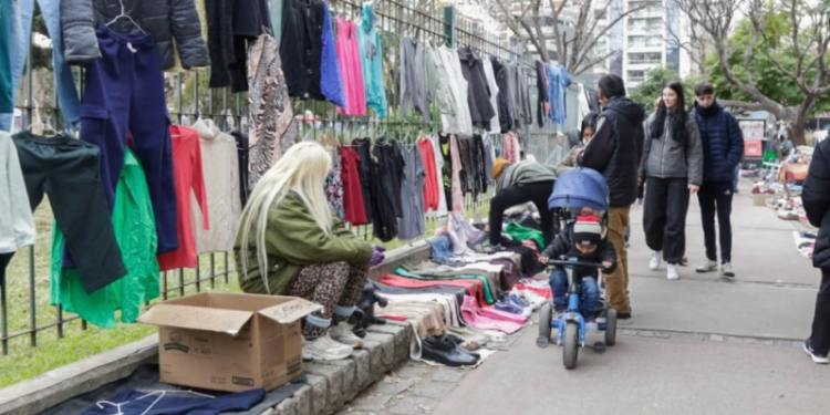 El Gobierno porteño desalojó a más de 2000 manteros que ocupaban el Parque Centenario