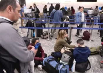 Paro encubierto: Gobierno descontara 150 mil pesos a aeronáuticos.