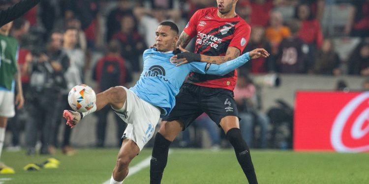 La explosiva explicación del DT de Belgrano por la ausencia del peruano Reyna