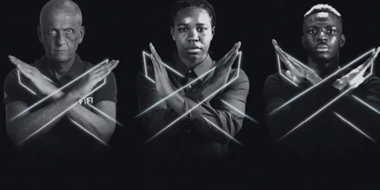 La FIFA implementará un gesto para que los jugadores señalen actos racistas: en qué consiste