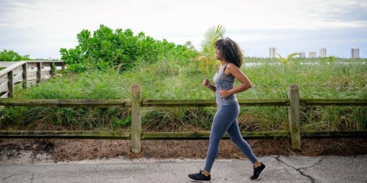 La manera correcta de caminar para mantener la columna alineada, según un experto