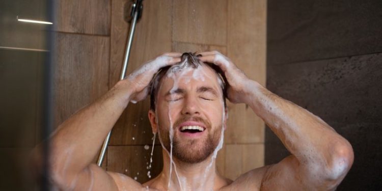 Las diferencias entre lavarse el pelo con agua fría y con agua caliente: ¿cuál es la temperatura recomendada por los expertos?