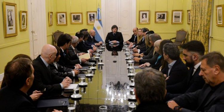 Milei firmó el veto total al proyecto de movilidad jubilatoria después de la cumbre en Casa Rosada