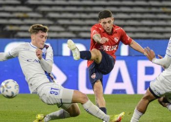 Montiel, figura y gol en una posición inédita