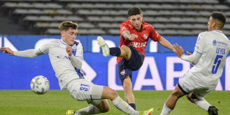 Montiel, figura y gol en una posición inédita